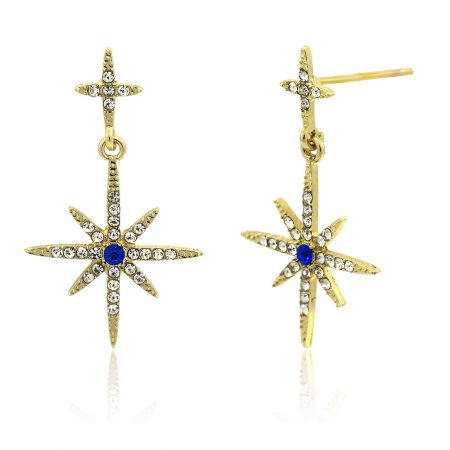 Vue détaillée de la boucle d'oreille en forme d'étoile dorée mettant en valeur les pierres bleues et transparentes.