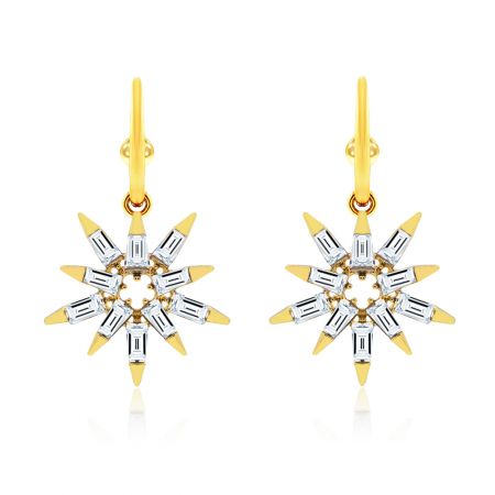 Pendientes de aro de cristal transparente - Un par de pendientes de aro de cristal transparente con un diseño de estrella dorada, que presenta brillantes cristales de vidrio checo sobre un fondo blanco.