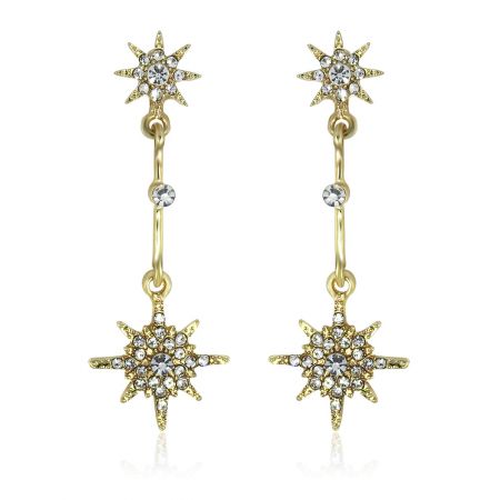 Pendientes largos de estrella dorada con cristales - Un par de pendientes largos de estrella dorada con cristales y piedras preciosas claras brillantes, mostrando el intrincado diseño de estrella contra un fondo blanco.