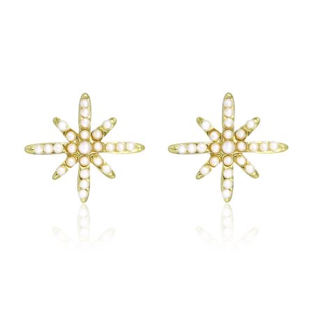 Orecchini Star Pearl - Un paio di orecchini Star Pearl (BEC01-G-P-00480) con un design a raggiera in ottone placcato oro, ciascuno finemente dettagliato con piccole e grandi perle bianche.