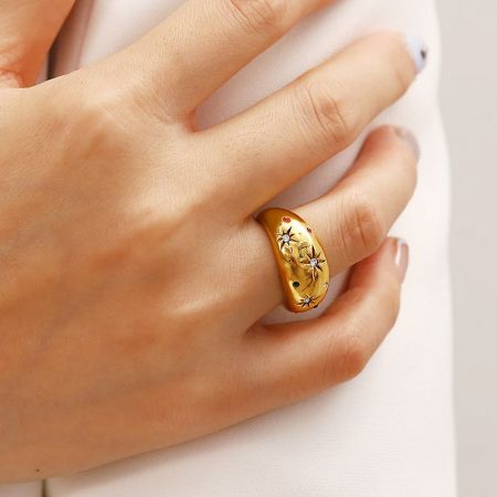 Toma de estilo de vida del anillo de explosión estelar dorado usado en un dedo.