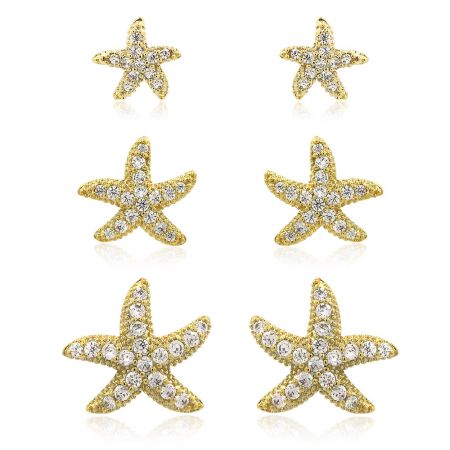 Pack multi d'étoiles de mer dorées de trois paires - Une photo promotionnelle du pack multi de trois paires d'étoiles de mer dorées, mettant en valeur les boucles d'oreilles dorées avec des pierres en zircon cubique étincelantes.