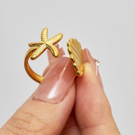 Roestvrijstalen zomerse strand sieraden schelp zeester open ringen set van 5 - Een close-up van de vergulde roestvrijstalen sieradenset, met een gedetailleerde zeester ring en een schelpring, die het zomerse strandthema laat zien.