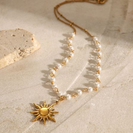 Set van 5 delicate gouden zonnenhanger parelkettingen in waterdicht roestvrijstaal - Close-up van een delicate gouden zonnenhanger parelketting gemaakt van waterdicht roestvrijstaal, die zijn verfijnde ontwerp en glanzende afwerking toont.