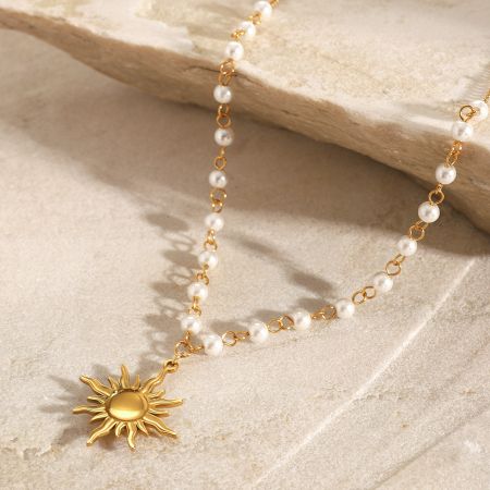 Hoge kwaliteit roestvrijstalen zonneketting met parelaccenten, perfect voor boho-chic stijlen.