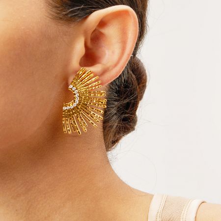 Roestvrijstalen Waterdichte Grote Zonnebloem CZ Steen Stud Oorbellen - Close-up van een vrouw die de gouden roestvrijstalen zonnebloem stud oorbel draagt, met nadruk op het ingewikkelde ontwerp en de centrale CZ steen.