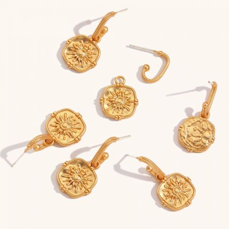 Conjunto completo de cinco pares de brincos vintage dourados em forma de sol.