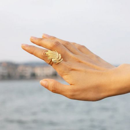 Modella che indossa l'anello d'oro a raggi di sole regolabile sul dito indice.