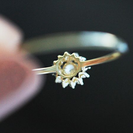 Set di Anelli a Forma di Girasole in Argento Sterling 925 CZ all'Ingrosso (5 Pz) - Primo piano di un anello a forma di girasole in argento sterling 925 con finitura dorata, caratterizzato da un centrale in zirconia cubica circondato da petali scintillanti in un design a raggiera.