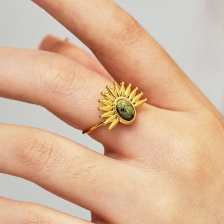 Set van 5 roestvrijstalen malachiet zonnestraal stijl open ringen - Een close-up van de roestvrijstalen malachiet zonnestraal open ring uit de set van 5, gedragen op een vinger om het ontwerp te tonen.