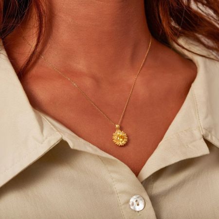 Radiant Sunshine - Collier en zircon tournesol en argent sterling 925 - Une femme portant le collier en zircon tournesol en argent sterling 925 Radiant Sunshine, mettant en avant son design élégant et son plaquage en or.