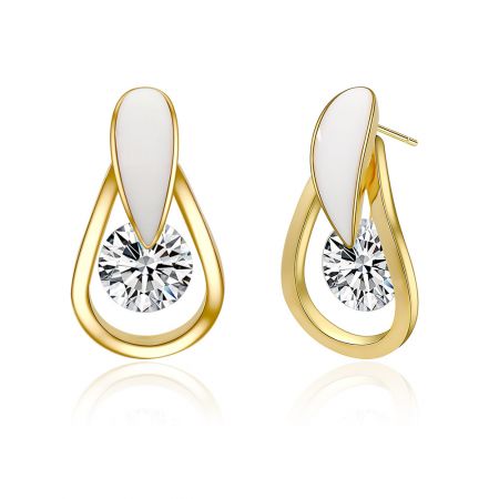 Dettaglio ravvicinato degli Orecchini a Goccia in Epoxy Bianca, evidenziando il complesso design a goccia d'oro e la brillante pietra CZ.