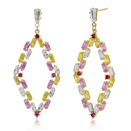 Prise de vue détaillée des boucles d'oreilles en or en forme de goutte, affichant le sertissage complexe des pierres en zircon cubique multicolores.