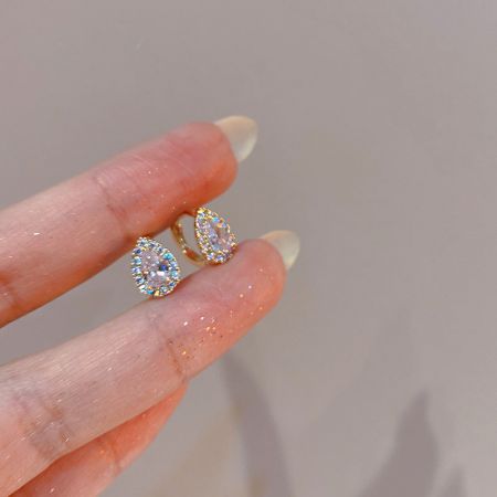 925 zilveren vergulde sprankelende zirkon waterdruppel creool oorbellen - Een close-up van een 925 sterling zilveren vergulde creool oorbel uit de set, met een sprankelende druppelvormige zirkon edelsteen.