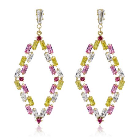 Boucles d'oreilles en CZ multicolores de Fashion Tapper. - Gros plan des boucles d'oreilles en CZ multicolores de Fashion Tapper, mettant en valeur le design en forme de goutte plaqué or avec un mélange de pierres en zircon cubique transparentes, roses et jaunes.