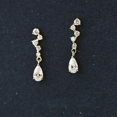 925 Zilver Micro-Ingelaste Zirkon Sprankelende Kristallen Druppeloorbellen - Een paar elegante 925 sterling zilveren druppeloorbellen met vergulding, met micro-ingelaste zirkonstenen die leiden naar een sprankelend druppelkristal.