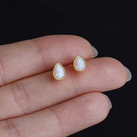 925 Zilveren Minimalistische Gouden Druppel Opaal Stud Oorbellen - Een close-up van een paar minimalistische stud oorbellen van 925 sterling zilver, met een goudkleurig druppelontwerp en een centrale opaalsteen.