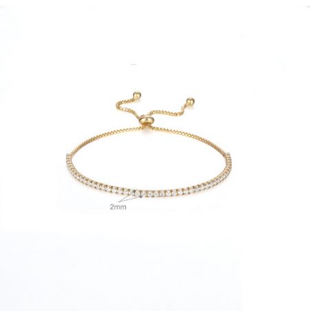 925 Sterling Zilveren CZ Verstelbare Tennisarmband - Close-up van de 925 Sterling Zilveren CZ Verstelbare Tennisarmband in goud plating, met de sprankelende cubic zirconia stenen en de verstelbare schuifbal sluiting.
