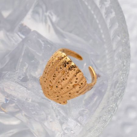 Un anello dorato testurizzato, parte del set di gioielli da spiaggia in cinque pezzi.