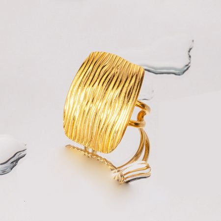 Bovenaanzicht van de gouden textuur ring die zijn unieke oppervlak toont.