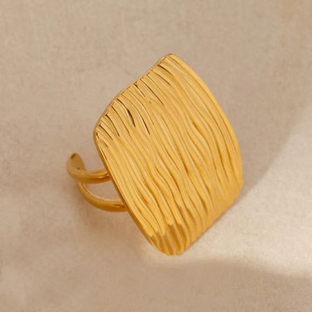 ユニークなテクスチャーの表面を持つゴールドのヴィンテージスタイルのリング。