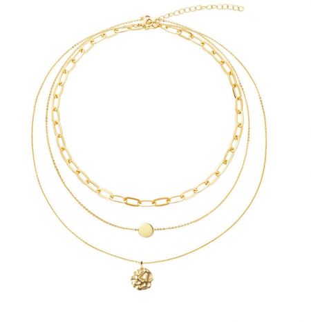 Collar de Cadena de Oro en Capas - Un primer plano del Collar de Cadena de Oro en Capas en un acabado dorado pulido, mostrando sus tres delicadas capas y un colgante central en forma de flor.