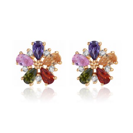 Vue latérale des boucles d'oreilles en forme de fleur dorée affichant l'agencement coloré de pierres précieuses.