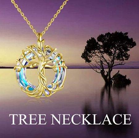 Anpassbare Tree of Life-religiöse Halskette - Ein wunderschön gestalteter Tree of Life-religiöser Halskettenanhänger aus Gold mit Edelsteindetails, der Glauben und Natur symbolisiert, angeboten von JR Fashion Accessories.
