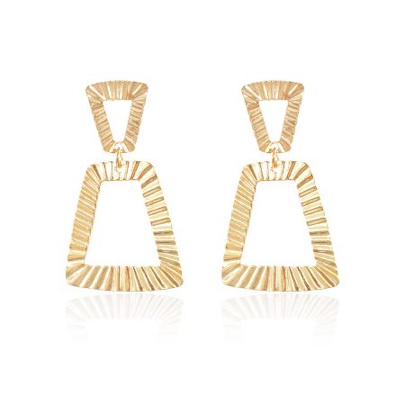 Grandes pendientes de forma geométrica. - Un par de grandes pendientes de forma geométrica en chapado de oro, con un diseño triangular texturizado, mostrados sobre un fondo blanco.
