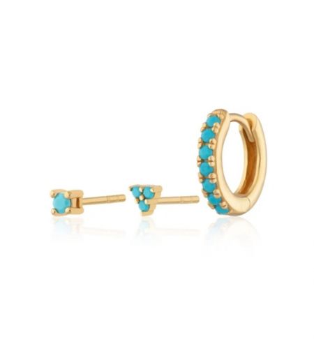 Ensemble de boucles d'oreilles huggie à clou en turquoise plaqué or - Un ensemble complet de trois boucles d'oreilles plaquées or avec des pierres turquoise vibrantes, comprenant deux boucles d'oreilles à clou et un huggie, disposées sur un fond blanc propre.