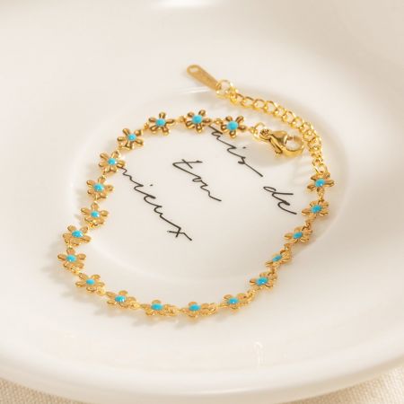 Nahaufnahme des schicken Boho-Kettenarmbands, das das filigrane Blumendesign zeigt.