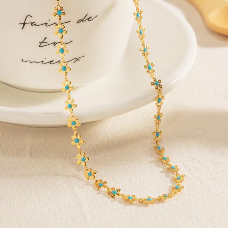 Bohemia blauwe emaille bloemenketting elegant weergegeven op een theekopje.