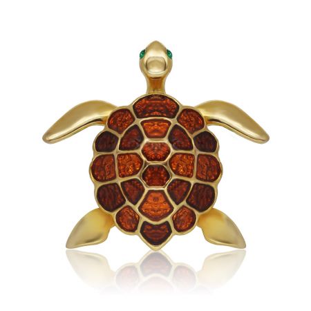 Kleurrijke Geëmailleerde Fantasie Schildpadspeld - Een gedetailleerde close-up van de Kleurrijke Geëmailleerde Fantasie Schildpadspeld, die de vergulde afwerking en de amberkleurige geëmailleerde schaal met groene edelsteenogen toont.