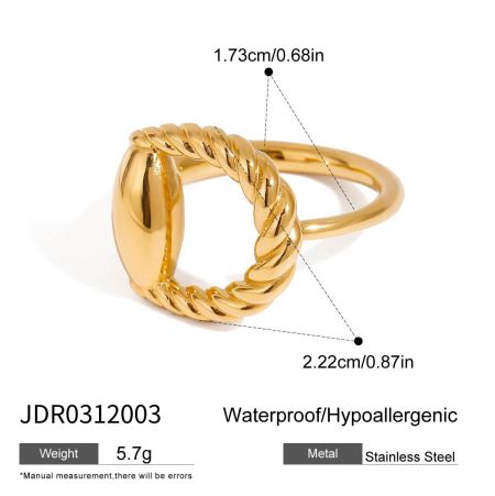 Immagine di specifiche che mostra le dimensioni dell'anello ovale attorcigliato in oro.
