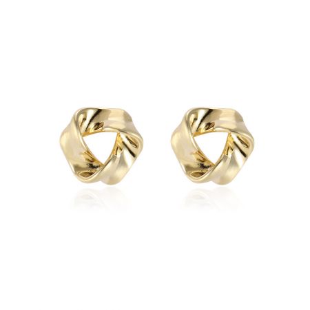 Boucles d'oreilles en triangle doré - Une paire d'élégantes boucles d'oreilles en triangle doré avec une finition polie, présentée sur un fond blanc propre.