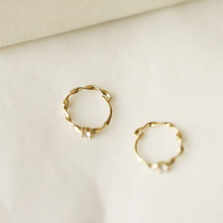 Brincos de argola torcida de ouro simples, mas elegantes, do conjunto de prata esterlina 925.