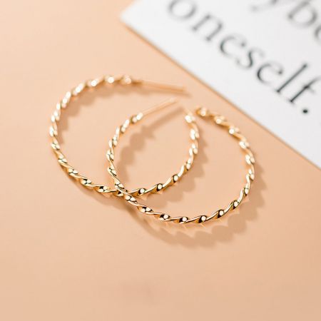 Close-up view of the gold-plated 925 silver twist rope C hoop earring, highlighting its intricate design.