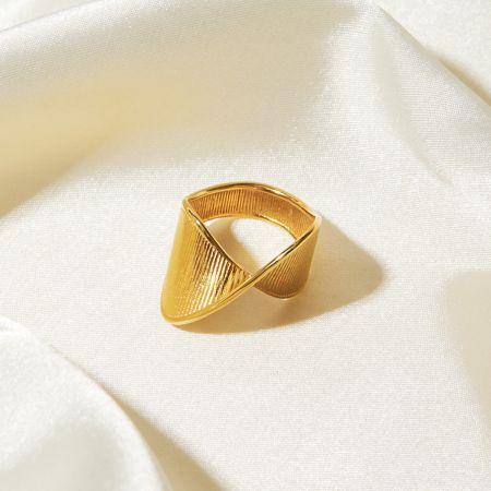 Une bague plaquée or audacieuse avec une texture torsadée et nervurée proéminente.