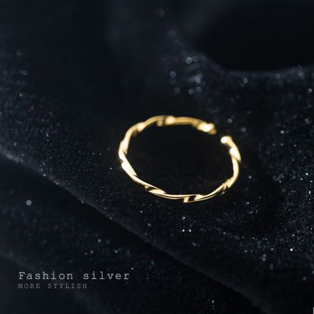 Primer plano detallado del anillo apilable en estilo trenzado de plata 925 chapado en oro.