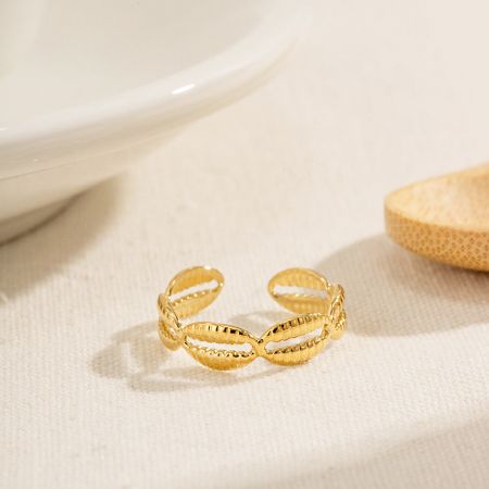 Gedetailleerde studio-opname van een gouden gedraaide ontwerp ring uit de waterdichte roestvrijstalen set.