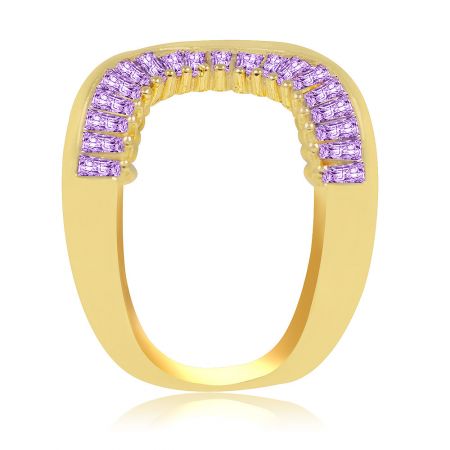 Amethist Paarse Hedendaagse Ring - Vooraanzicht van de Amethist Paarse Hedendaagse Ring, die de gouden U-vormige band en levendige paarse cubic zirconia stenen toont.