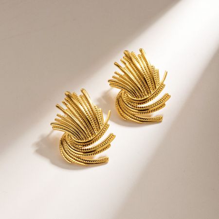 Pendientes de Acero Inoxidable Chapados en Oro de 18k con Diseño Tejido Vintage de Forma Especial (5 pares) - Un par de pendientes de acero inoxidable chapados en oro de 18k con un intrincado diseño de ola tejido vintage, parte de un conjunto de cinco.
