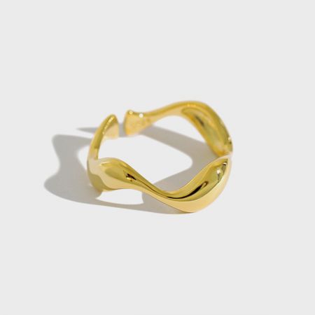 Gedetailleerd uitzicht op een enkele 18K vergulde golvende open ring, die zijn vloeiende silhouet benadrukt.