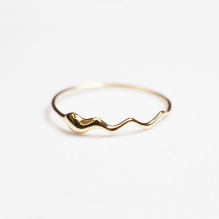 Studio-opname van de 18K vergulde golvende druppelring op een witte achtergrond.
