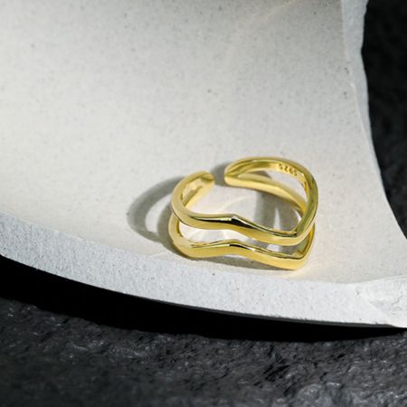 Bagues Ondulées en Argent Sterling 925 18K Or Bijoux Minimalistes en Gros - Gros plan d'une seule bague ondulée en argent sterling 925 plaquée or 18K, mettant en valeur son design minimaliste et fluide sur une surface texturée.