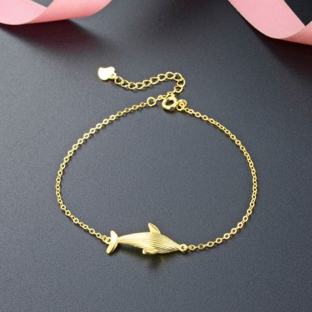 925 Sterling Zilveren Gouden Walvis Bedel Armband - Een close-up van de 925 sterling zilveren gouden walvis bedel armband, met de gedetailleerde walvis hanger aan een delicate ketting.