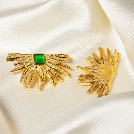 Elegante gouden vleugelvormige oorbel met een mooie groene vierkante edelsteen.