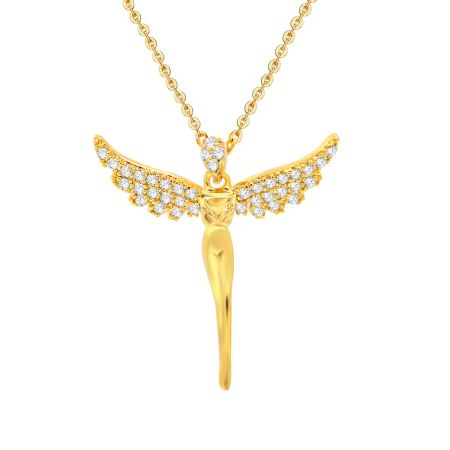Visão detalhada do pingente de anjo da guarda, destacando o intrincado design das asas e as pedras preciosas cintilantes.