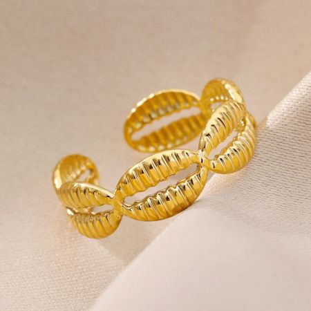 Een close-up van een geweven stijl gouden ring, die het vakmanschap benadrukt.