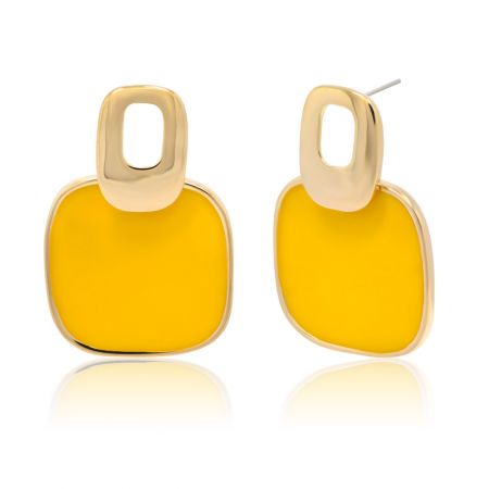 Vue détaillée de la boucle d'oreille clou plaquée or avec émail jaune, montrant sa forme carrée arrondie et sa finition brillante.